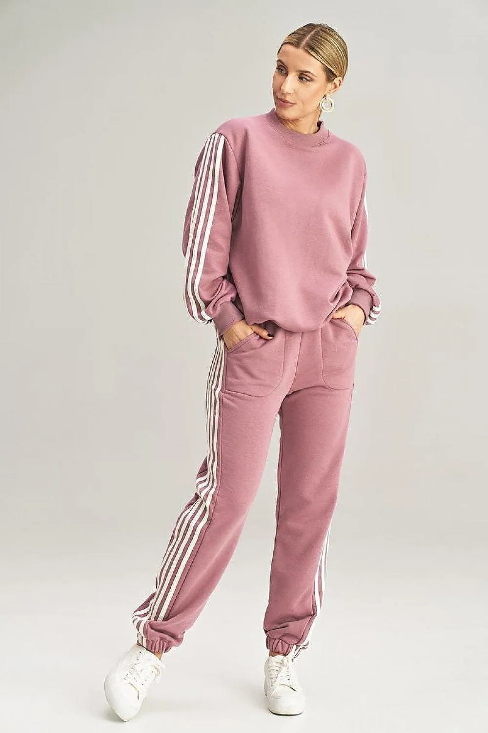 Cozy Striped Tracksuit Set with Coordinating Sweatshirt and Pants